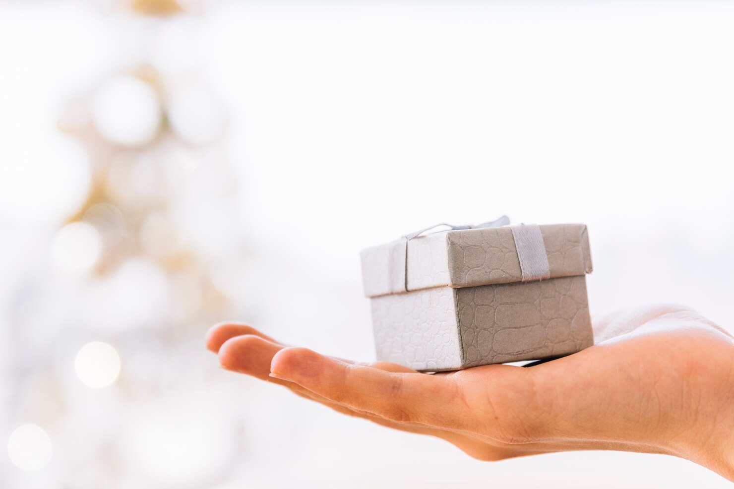woman-holding-small-grey-gift-box-hand_23-2147955717 DIMAX ΡΟΛΕΤΑ αποτρίχωσης 100ml με μικρό στόμιο - Image 1