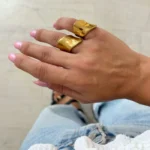 Κυματιστό δαχτυλίδι Alesia από ανοξείδωτο ατσάλι σε χρυσό χρώμα