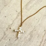 Χειροποίητο κολιέ Pearly Cross με μαργαριτάρια και χρυσή λεπτομέρεια