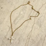 Κολιέ σταυρός με μαργαριτάρια Pearly Cross και ατσάλινη cuban link αλυσίδα