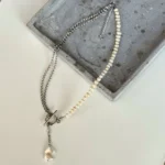 Κολιέ με μαργαριτάρια και ατσάλι Ayla με κρεμαστά φίλντισι στοιχεία